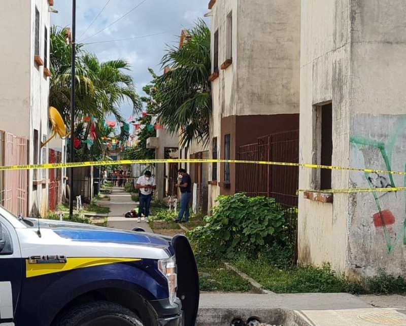 Balean a sujeto en pasillos de fraccionamiento en Cancún, asesinos iban en un taxi