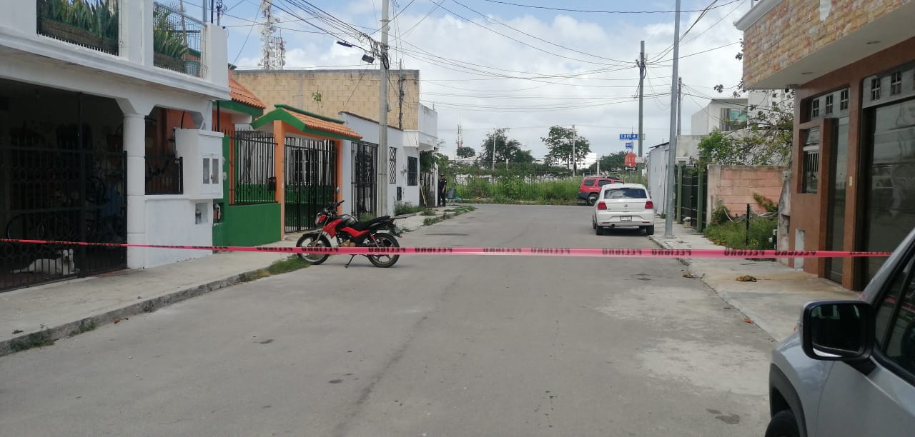 A plena luz del día y en el centro de Playa del Carmen, disparan a fachada de una casa