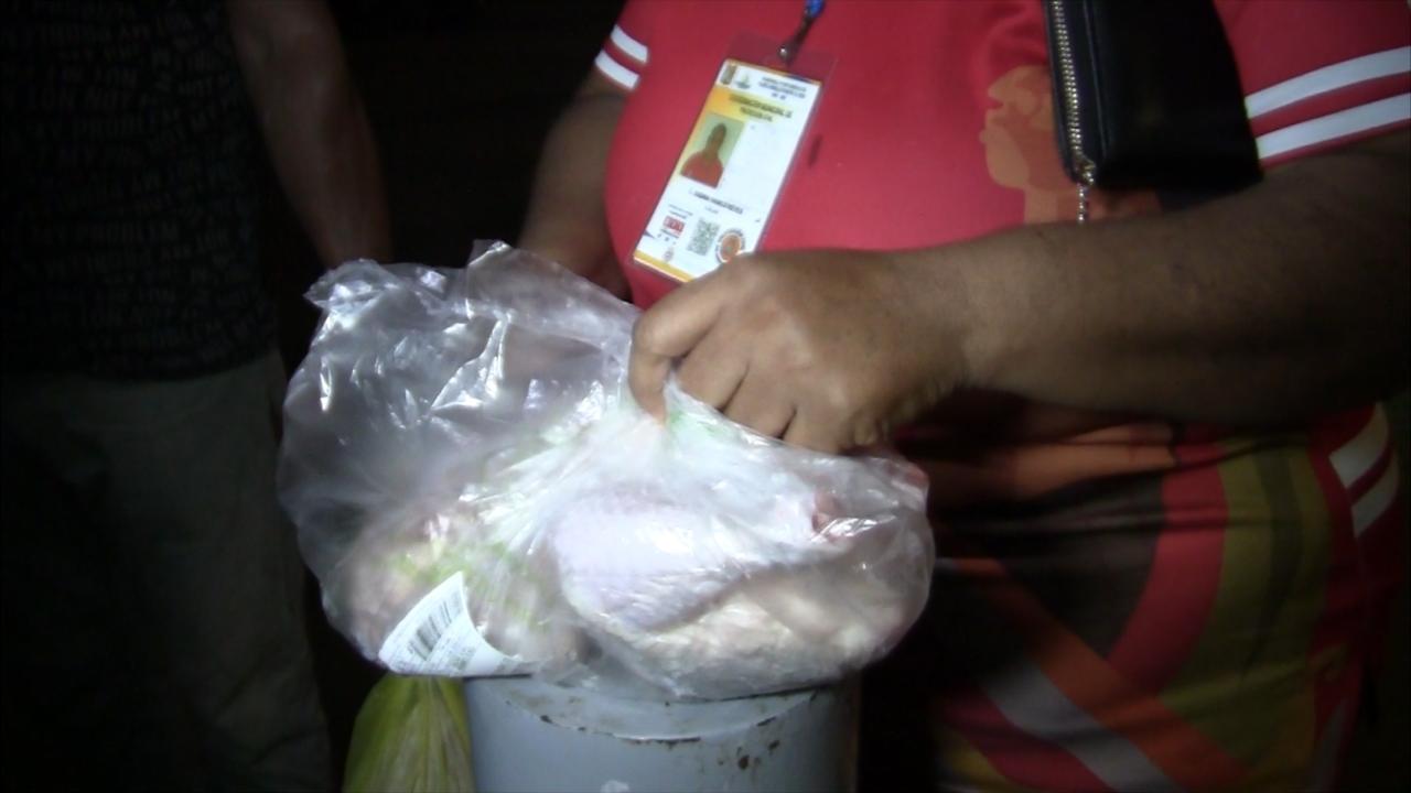 Ama de casa denunció que el pollo que compró en Chedraui está en descomposición