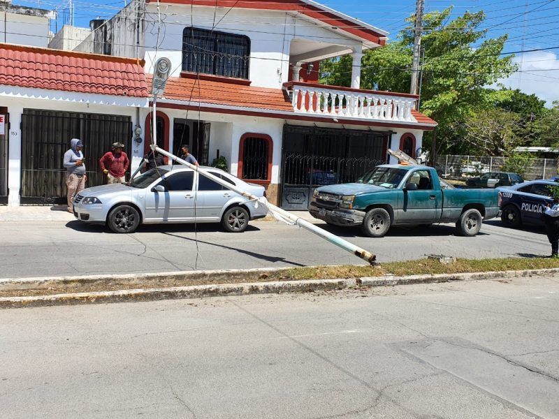 Le cae un poste del alumbrado público a vehículo estacionado