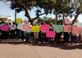 Protestan taxistas de Playa del Carmen contra sus líderes