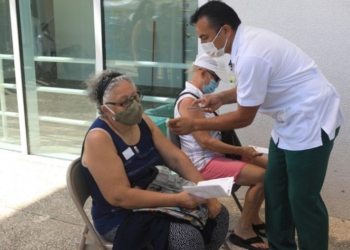 Se reanuda en Solidaridad programa de vacunación a adultos mayores