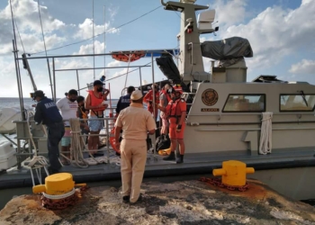 Armada de México rescata a 14 personas a la deriva en aguas de Cozumel
