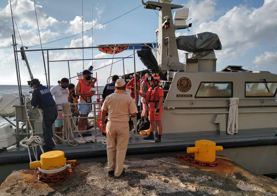 Armada de México rescata a 14 personas a la deriva en aguas de Cozumel