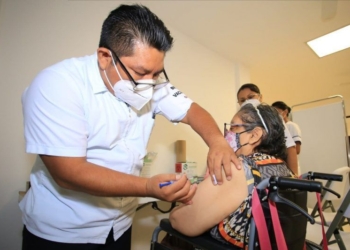 Inicia la vacunación de adultos mayores en Playa del Carmen contra la covid-19