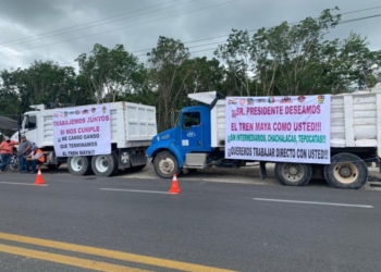 Volqueteros reciben en Cancún al presidente López Obrador con manifestación de apoyo