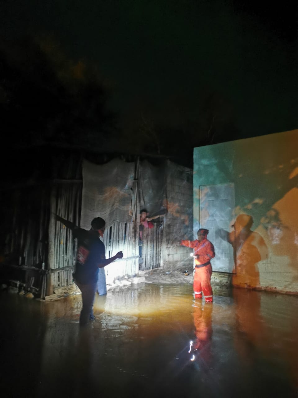 Auxilian a familias de Pocoboch, en Tekax, afectadas ante las lluvias registradas en el sur de Yucatán