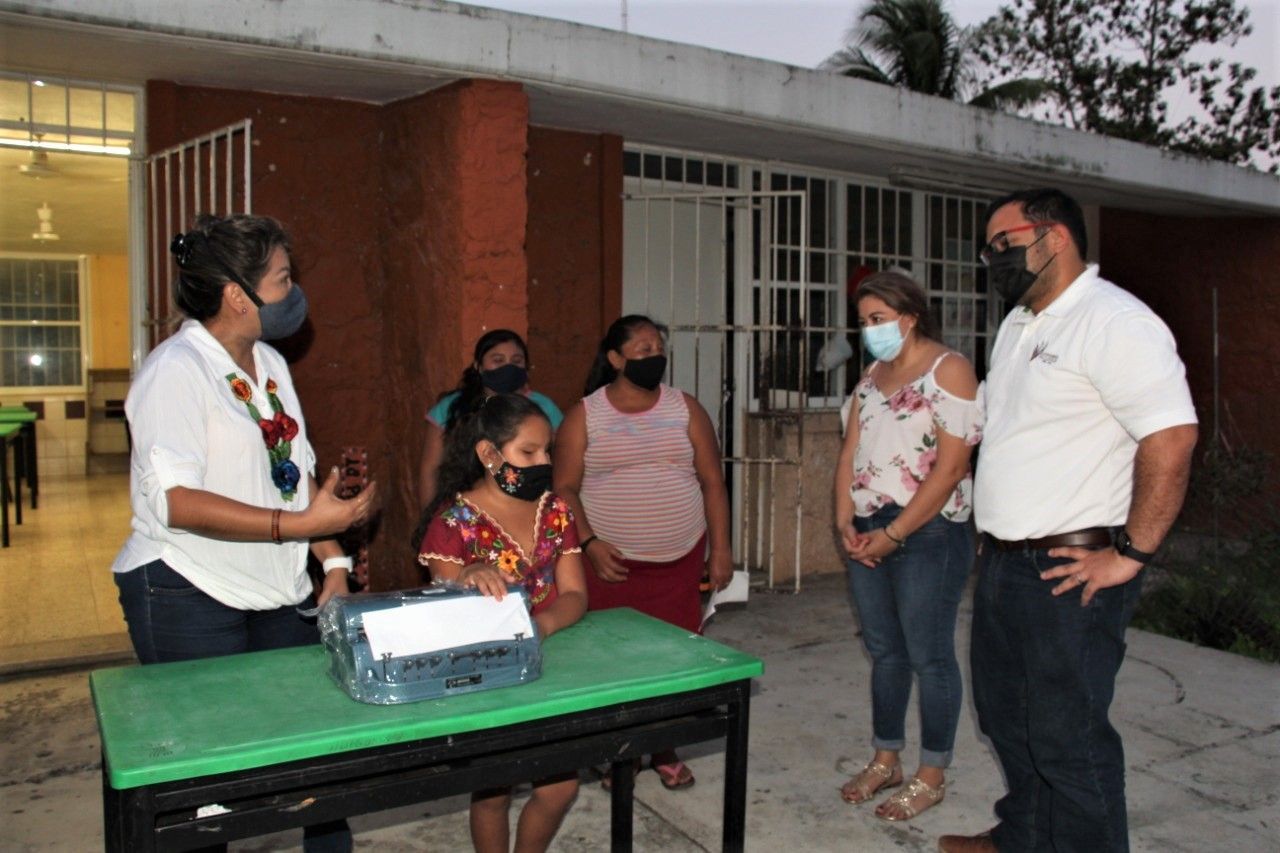 Con programa municipal, hacen realidad anhelo de alumna de Kanxoc