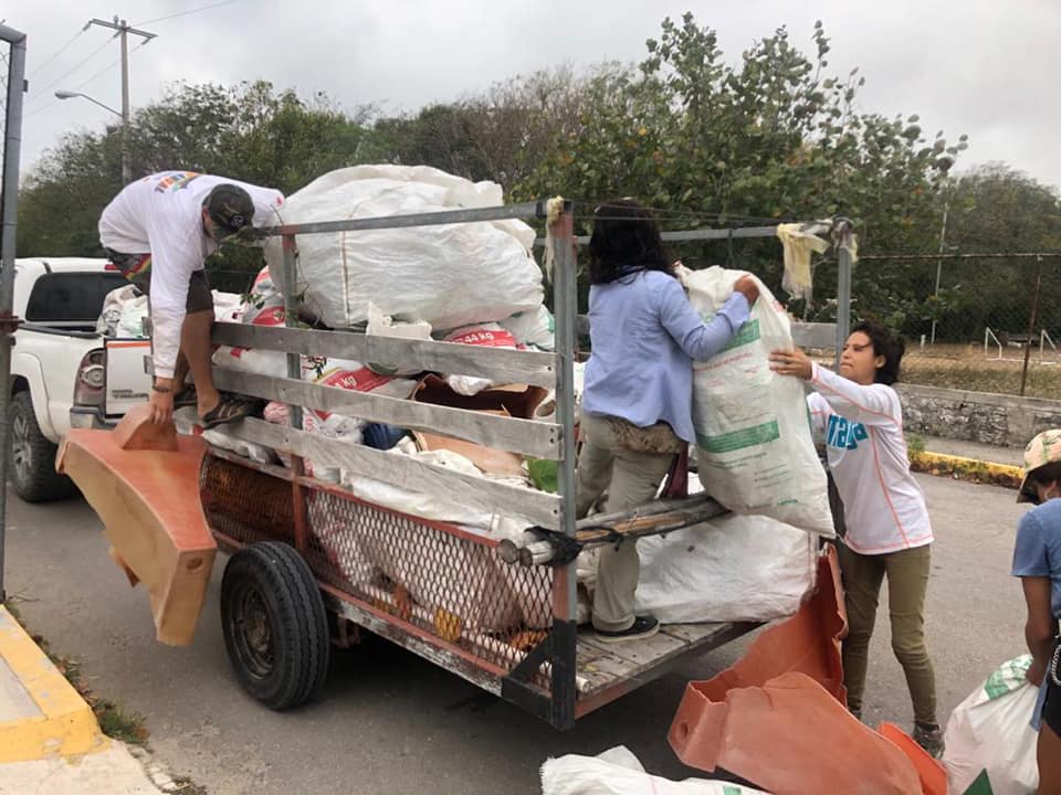 Retiran de playas de Mahahual, basura procedente de Islas del caribe y Centroamérica