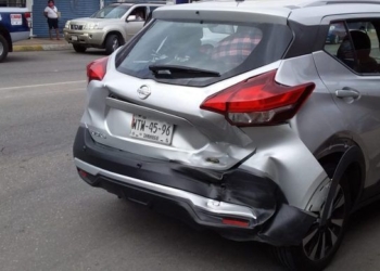 Sindico de Bacalar ocasiona accidente y se esconde en su vehículo