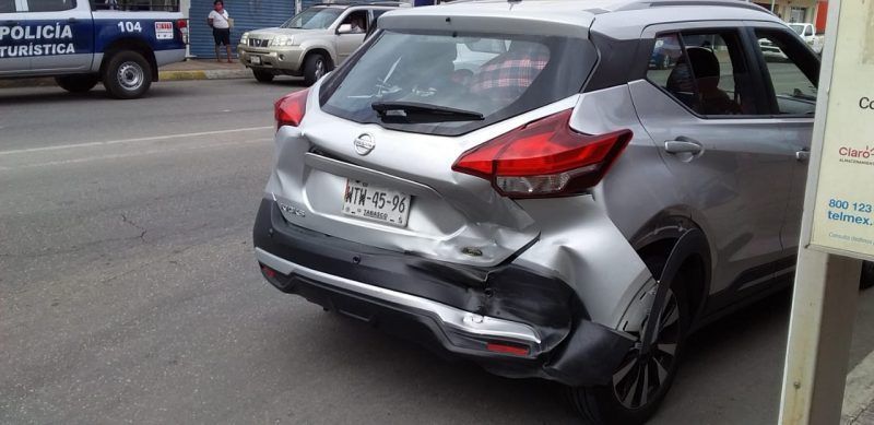 Sindico de Bacalar ocasiona accidente y se esconde en su vehículo