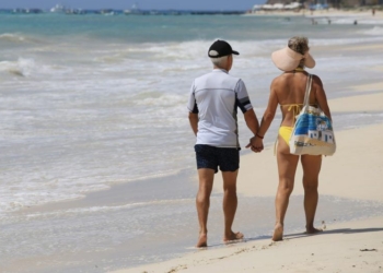 Redoblan tareas de limpieza en cuatro kilómetros de costa en Playa del Carmen