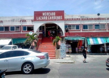 Locatarios de mercado chetumaleño se apostan en sus inmediaciones para impedir su derrumbe