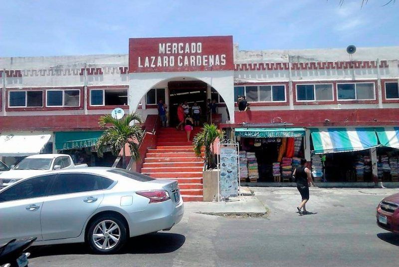 Locatarios de mercado chetumaleño se apostan en sus inmediaciones para impedir su derrumbe