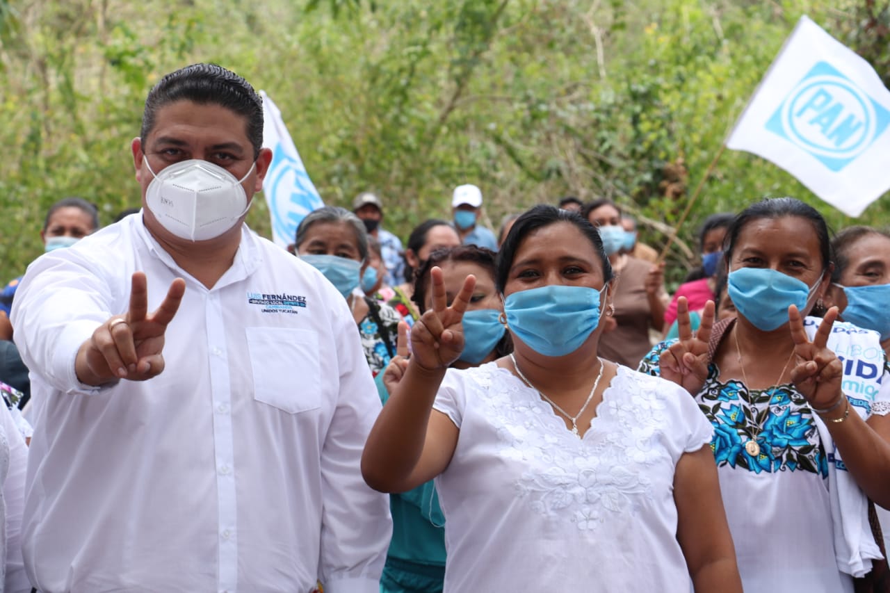 Luis Fernández, recorre todo el Distrito XI en el primer día de campaña