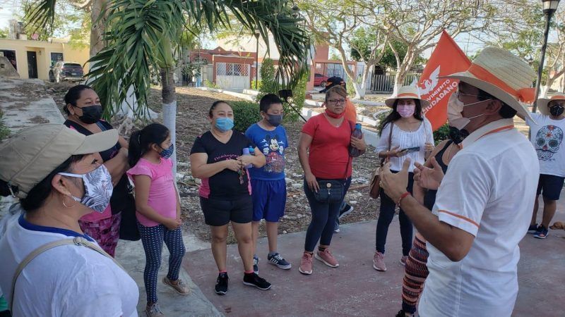 «El Químico» Luis Jorge Ontiveros, escucha las inquietudes de vecinos del fraccionamiento Flamboyanes