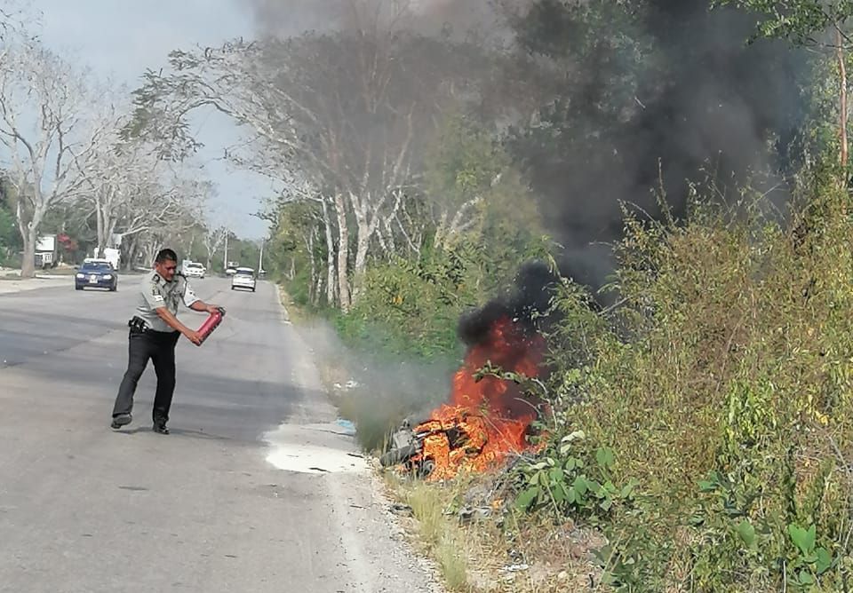 Apenas le alcanzó el tiempo para detenerse y aventar su moto al monte