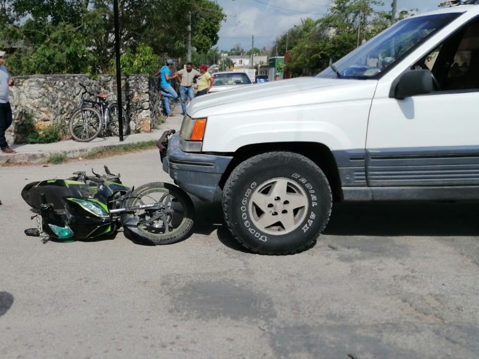 Lo impacta camioneta que se pasó el alto