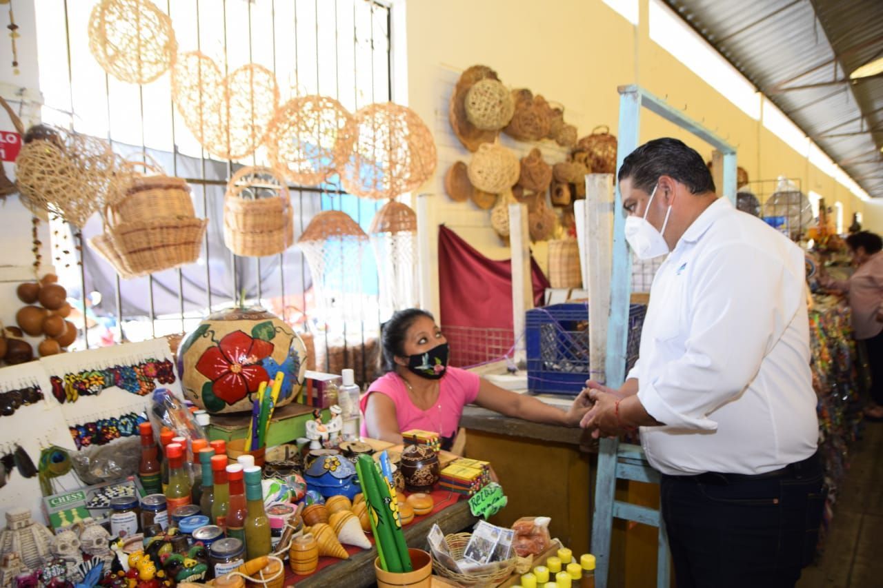 Locatarios comprometen su voto a favor de Luis Fernández