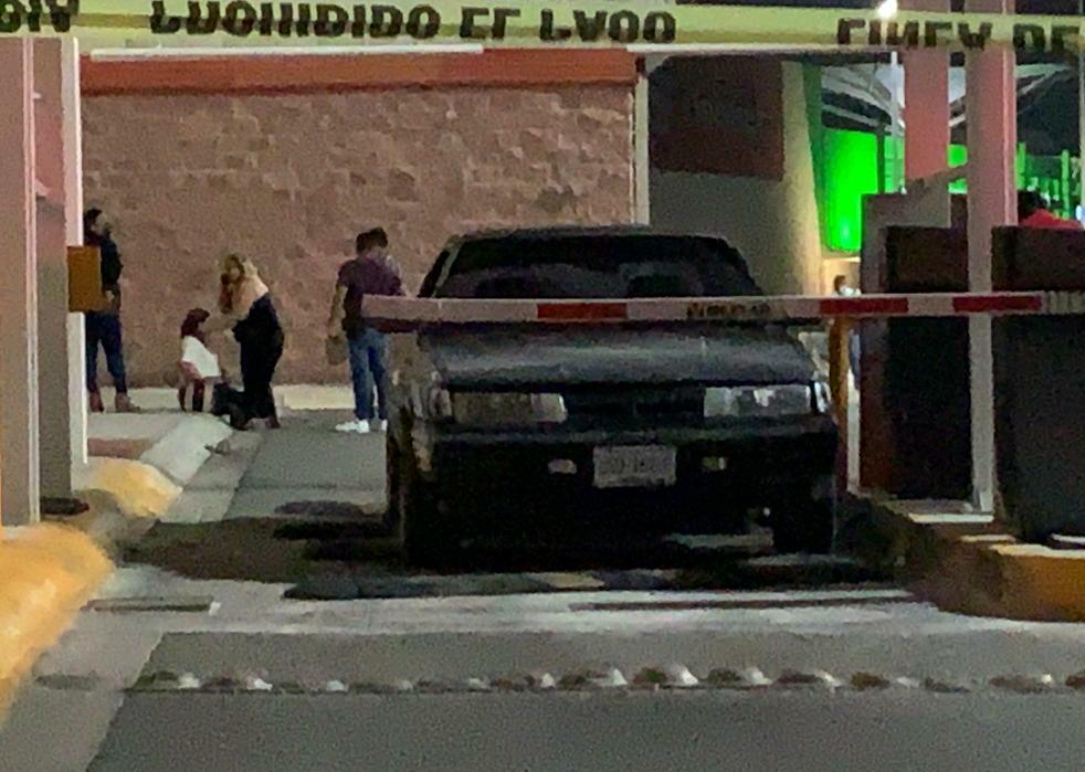 Asesinan a sujeto que salía de estacionamiento en Cancún, lo acompañaba esposa embarazada