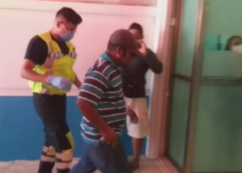 Balean a sujeto en estacionamiento en Cancún, recibe disparo en la mano