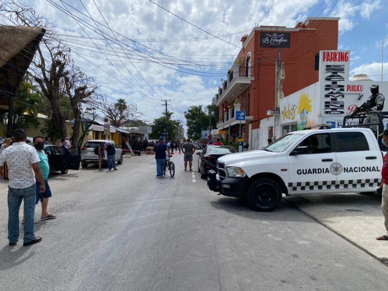 Balean a policías de Playa del Carmen que impidieron asalto a turista afuera de hotel