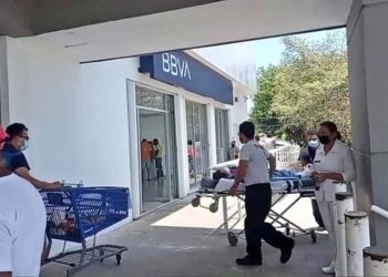 BBVA Bancomer exige a usuario en camilla acudir al banco