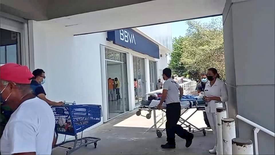 BBVA Bancomer exige a usuario en camilla acudir al banco