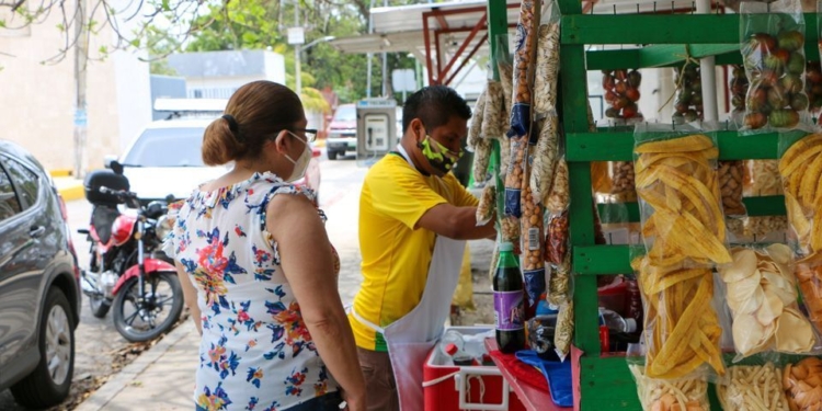 Cancun, 20 de Mayo.-Los vendedores ambulantes se encuentran en lugares en donde hay mas gente, como hospitales, supermercados y las avenidas mas transitadas, otros van de lado a lado de la ciudad buscando vender ya sea un servicio o algun producto para solventar la pandemia del Covid-19.