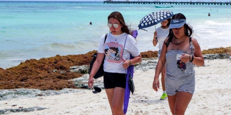 Playa del Carmen, 14 de abril.- Vacacionistas y residentes disfrutan las playas y la Quinta Avenida de la ciudad de Solidaridad, a unos dias que terminara la Semana Santa