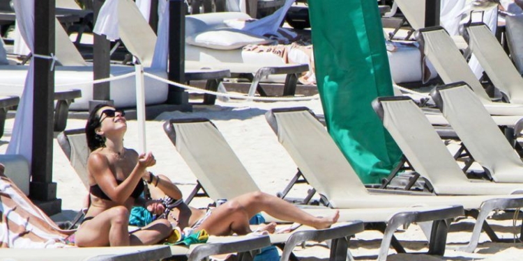 Playa del Carmen, 15 de abril .-Hoteleros, clubes de playas, asi como otros prestadores de servicio abusan de los arenales publicos para colocar estacas, camastros, sombrillas y palapas exclusivas para sus clientes a unos metros del rompimiento de las olas, impidiendo el libre transito a visitantes a las playas
