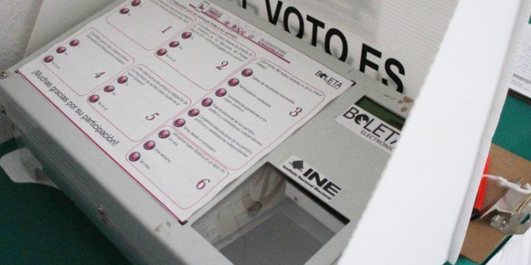 Cancún, 29 de Octubre.- Presentan en la Unicaribe el sistema de consulta de la estadística de las elecciones federales 2017 - 2018 por parte del instituto nacional electoral, la cual se podrá conocer los datos de cada elección desde 1991 en el portal oficial del INE