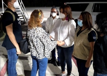 Llegan a Cancún la madre y el hermano de salvadoreña asesinada por policías en tulum