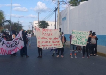 Colectivos feministas se manifiestan afuera de Fiscalía en Cancún