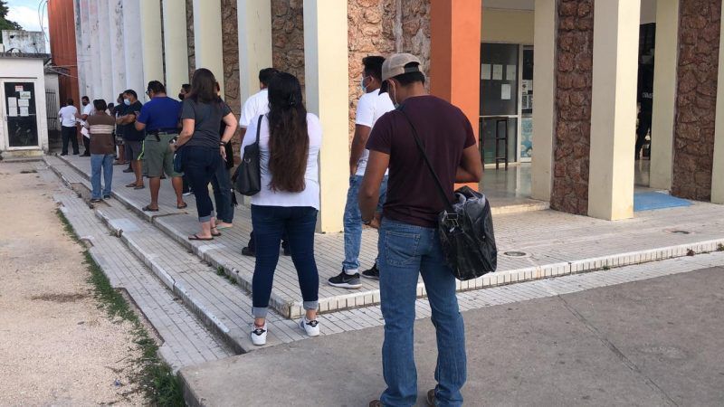 Ciudadanos provocan largas filas en la Dirección de Tránsito Municipal