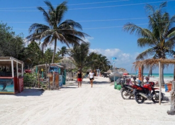 Holbox, al borde de ecocidio por 70 mil toneladas de basura enterradas