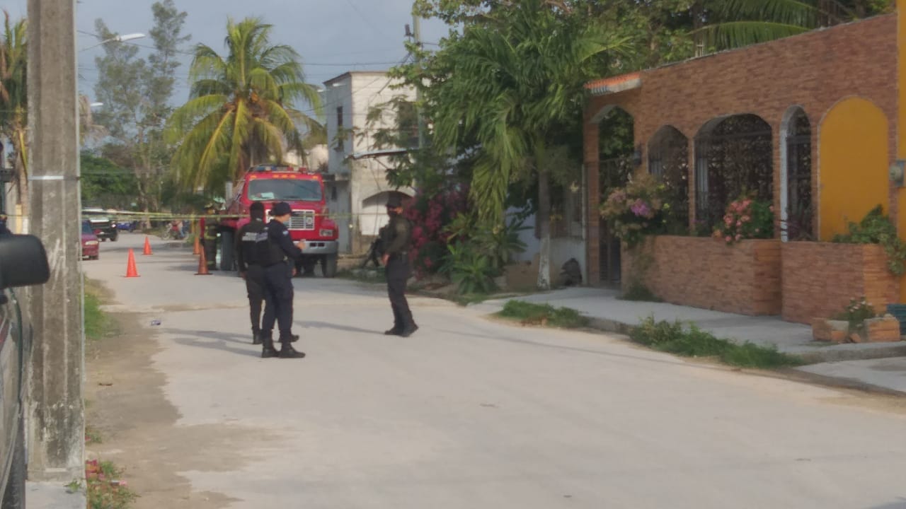 Se incendia camioneta en Cancún con dos cuerpos en su interior