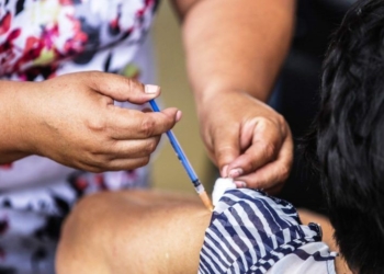 Justifican la importancia de vacunar a todo el personal del sector salud