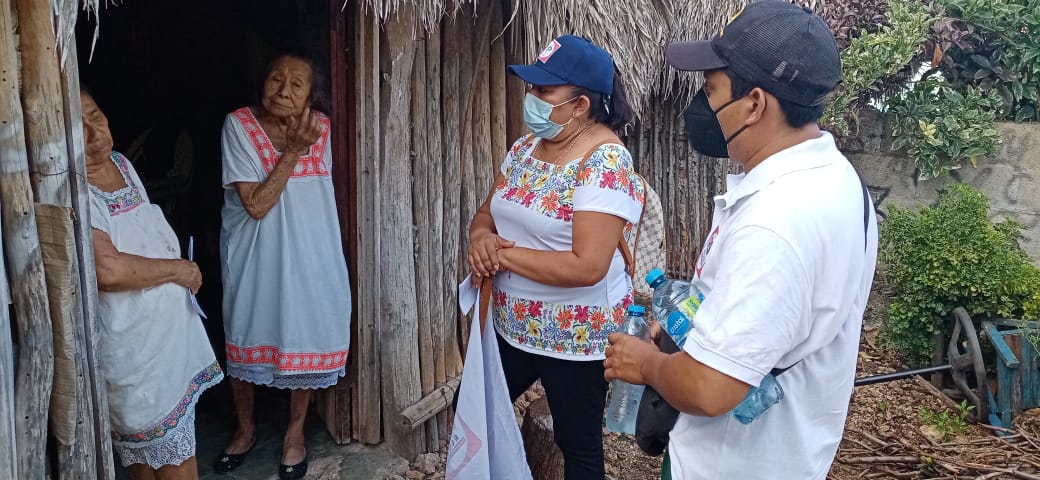 Casa por casa, Mady Tzun continúa visitando a la población