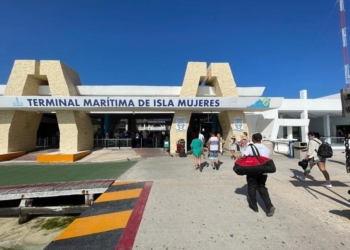 Escoltas armados de ex alcalde de Isla Mujeres amenazan a personal de naviera para abordar barco