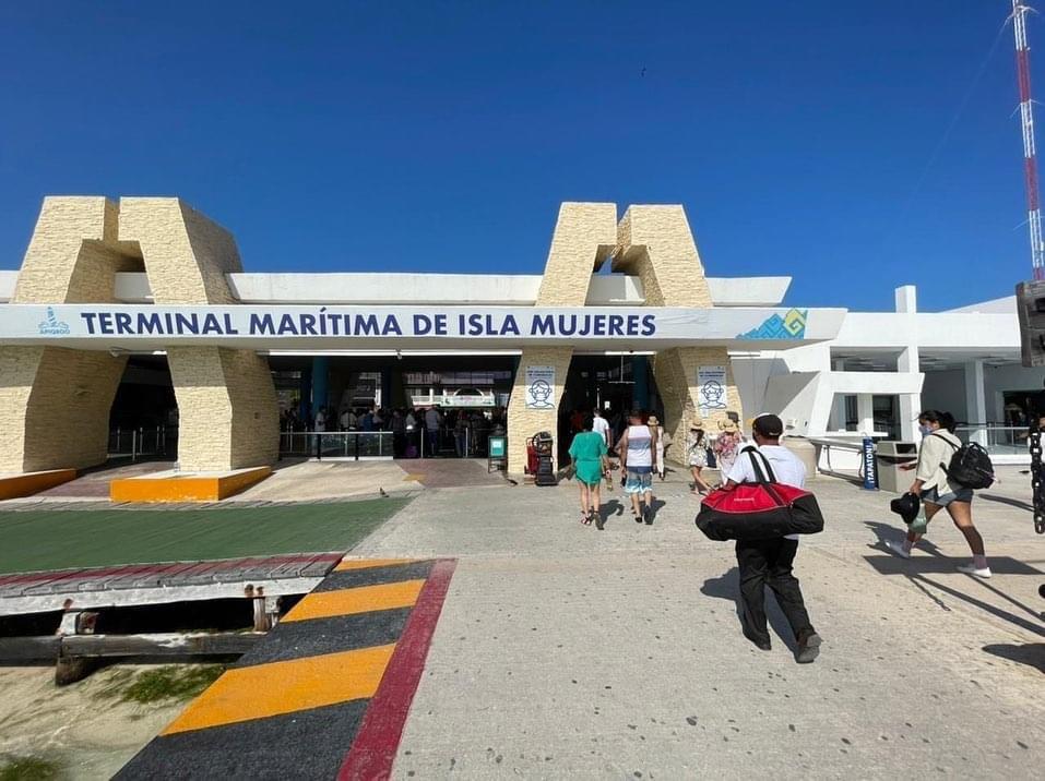 Escoltas armados de ex alcalde de Isla Mujeres amenazan a personal de naviera para abordar barco