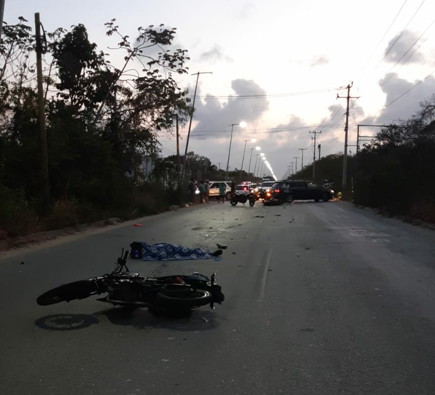 Chocan de frente dos motociclistas en Cancún, uno muere