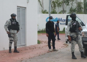 Operativo policiaco por cateo en fraccionamiento de Puerto Morelos