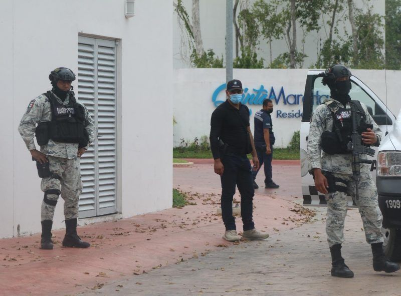 Operativo policiaco por cateo en fraccionamiento de Puerto Morelos