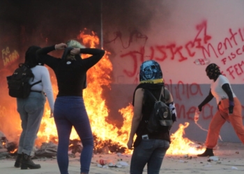 Feministas de Cancún le prenden fuego a puerta principal de Fiscalía
