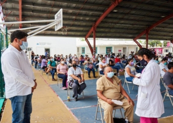 Supervisión de Elías Farah Ceh, encargado del despacho, durante la aplicación de vacunas Covid-19