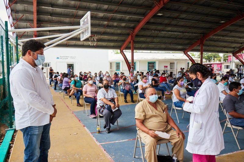 Supervisión de Elías Farah Ceh, encargado del despacho, durante la aplicación de vacunas Covid-19