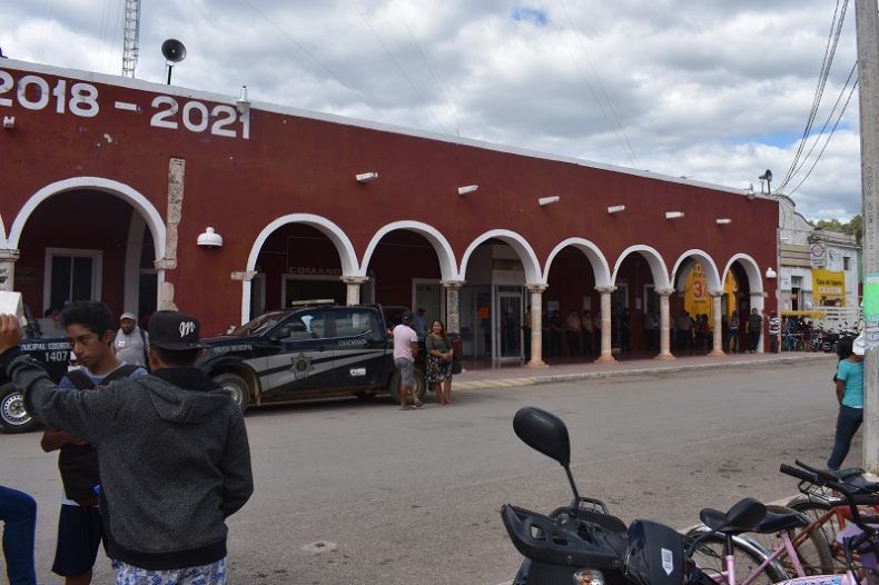 Un regidor del PAN del municipio de Peto, haciendo campaña para el PRI