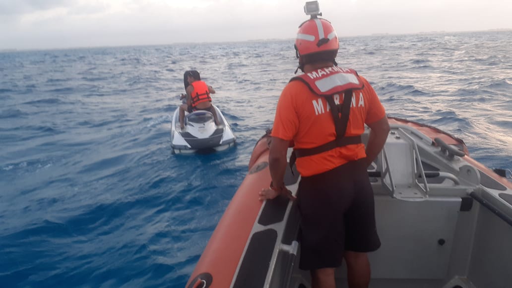 Armada de México rescata a conductor de moto acuática a la deriva en aguas de Isla Mujeres