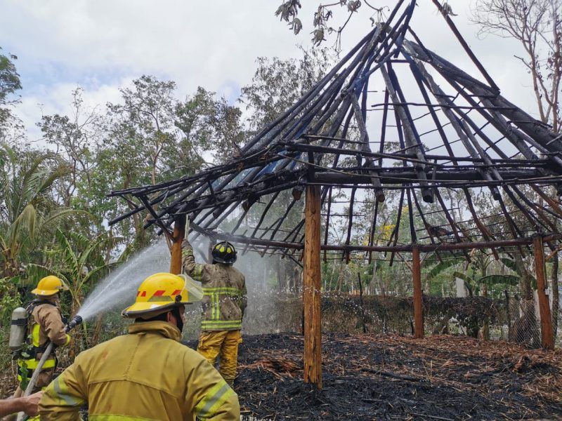 Bomberos cozumeleños sofocan incendio en palapa; no hubo pérdidas humanas